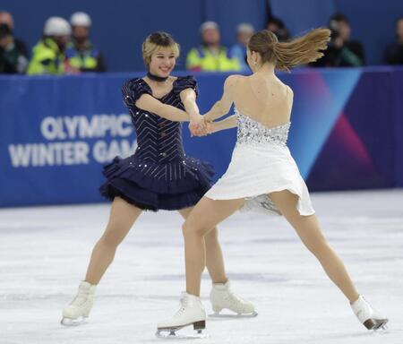ミラノ・コルティナ五輪カロリーナ・コストナー（右）と手を繋ぎぐるぐる回るアリサ・リュウ＝ミラノアイススケートアリーナ（撮影・吉澤敬太）
