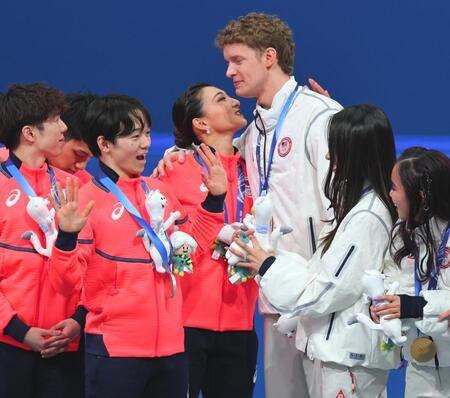 　金メダルの米国選手たちと健闘をたたえ合う、坂本花織（中央）、鍵山優真（同左）ら（８日）