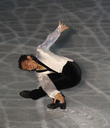 エキシビションでも気迫のこもった表情でスピンする現役時代の織田信成氏＝２００９年４月