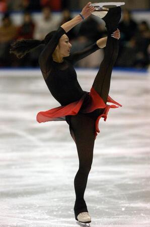 エキシビジョンで華麗な舞いを披露する現役時代の安藤美姫さん＝２００９年１月