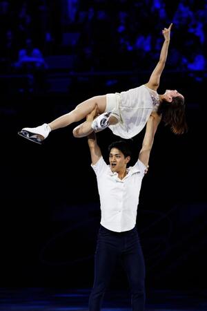 エキシビションで演技するペアの三浦璃来（上）、木原龍一組（共同）