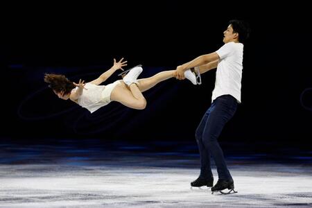 エキシビションで演技するペアの三浦璃来（左）、木原龍一組（共同）