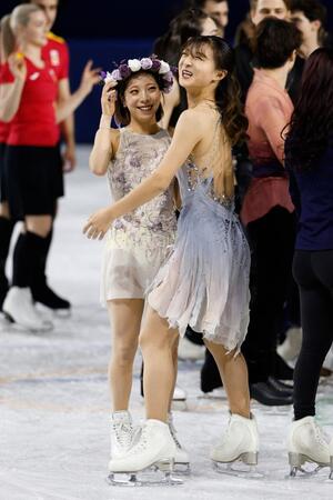 三浦璃来（左）に花の冠をのせて笑顔の坂本花織＝ミラノ（共同）