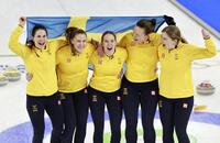 スイスを破って金メダルを獲得し、歓喜するハッセルボリ（左端）らスウェーデンチーム（写真提供・共同通信社）