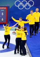 スイスを破って金メダルを獲得し、歓喜するスウェーデン選手ら＝コルティナダンペッツォ（共同）