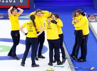 スイスを破って金メダルを獲得し、歓喜するスウェーデン選手ら＝コルティナダンペッツォ（共同）