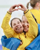 スイスを破って金メダルを獲得し、歓喜するスウェーデンのハッセルボリ（左）＝コルティナダンペッツォ（共同）