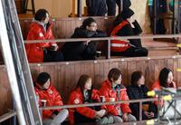 カーリング女子決勝の試合を見守る日本の吉村（左上）ら＝コルティナダンペッツォ（共同）