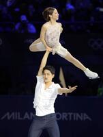 得意のリフトで観衆を沸かす三浦璃来（上）、木原龍一組（撮影・吉澤敬太）