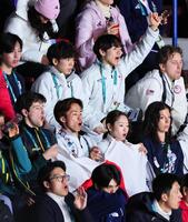 女子フリー　選手を応援する長岡柚奈、森口澄士組（中央下）、鍵山優真（同右）、佐藤駿（同左）、三浦佳生（左端）ら