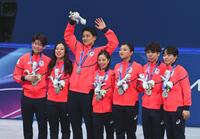 銀メダルを獲得し、表彰式に臨む日本チーム。左からアイスダンスの森田真沙也、吉田唄菜、ペアの木原龍一、三浦璃来、女子の坂本花織、男子の佐藤駿、鍵山優真