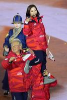 　閉会式でフィギュアスケートの木原龍一（右下）にリフトされながら入場する三浦璃来＝22日、イタリア・ベローナ（共同）