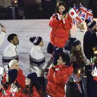 閉会式で三浦璃来（上）を持ち上げて入場する木原龍一（提供・共同通信社）