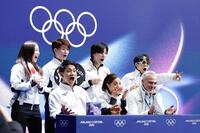 団体ペア・フリーの得点を確認し、驚く三浦璃来（前列中央）、木原龍一（同左）組と鍵山優真（後列右端）ら日本チーム＝２月８日（共同）