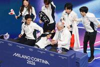 団体ペア・フリーの得点を確認し、歓喜のあまりいすに座り損ねた三浦璃来（前列中央）。左隣は木原龍一（共同）