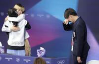 中井亜美（左手前）が銅メダルを獲得し、涙する中庭コーチ＝１９日