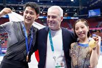 金メダルを獲得し、ブルーノ・マルコット・コーチ（中央）と記念撮影する三浦璃来（右）、木原龍一組＝16日