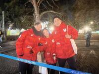 閉会式を終えた坂本花織（左）と三浦璃来（中央）、木原龍一