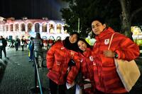 閉会式を終え、笑顔で引き揚げるフィギュアスケートの（左から）坂本花織、三浦璃来、木原龍一＝22日、イタリア・ベローナ（共同）