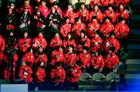 閉会式に出席した日本選手団＝22日、イタリア・ベローナ（共同）