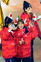 閉会式で入場するショートトラックの長森遥南（手前右）＝22日、イタリア・ベローナ（共同）