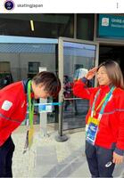 　解団式の旗手をお願いする森重と敬礼ポーズで快諾した坂本。日本スケート連盟のインスタグラム（ｓｋａｔｉｎｇｊａｐａｎ）