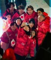 閉会式を終え、フィギュアスケート選手らと自撮りする坂本花織（手前）＝22日、イタリア・ベローナ（共同）