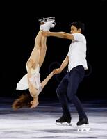 エキシビションで演技するペアの三浦璃来（左）、木原龍一組＝２１日（共同）