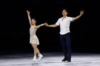 エキシビションの演技を終え、あいさつするペアの三浦璃来（左）、木原龍一組＝２１日（共同）