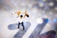 エキシビションで演技するペアの三浦璃来（上）、木原龍一組＝２１日（共同）