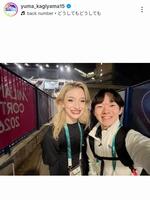 　米国のアンバー・グレンと。鍵山優真のインスタグラム（ｙｕｍａ＿ｋａｇｉｙａｍａ１５）より 