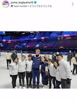 　エキシビ後の記念撮影。鍵山優真のインスタグラム（ｙｕｍａ＿ｋａｇｉｙａｍａ１５）より