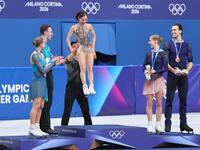 フィギュアスケートペアで金メダルを獲得し、三浦璃来（中央右）を表彰台に乗せる木原龍一＝１６日