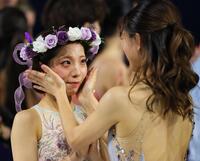 坂本花織㊨から花冠をかぶせてもらった三浦璃来