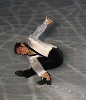 エキシビションでも気迫のこもった表情でスピンする現役時代の織田信成氏＝２００９年４月