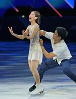 エキシビションの演技中、三浦璃来（左）の衣装のファスナーを上げる木原龍一