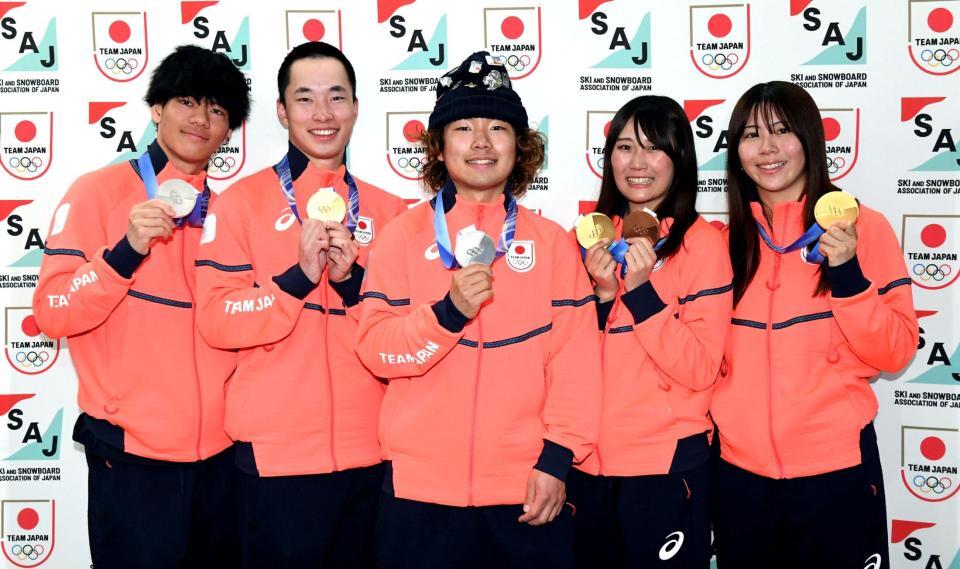 メダルを手に笑顔を見せる（左から）木俣椋真、木村葵来、長谷川帝勝、村瀬心椛、深田茉莉（撮影・佐藤厚）