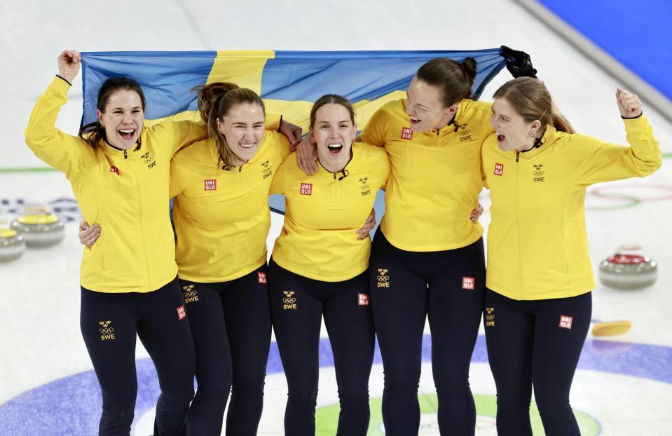 スイスを破って金メダルを獲得し、歓喜するハッセルボリ（左端）らスウェーデンチーム（写真提供・共同通信社）