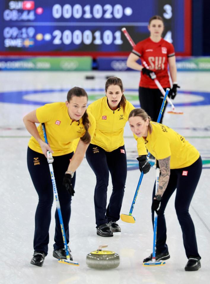 スイスとの決勝で、指示を出すスウェーデンのハッセルボリ（中央）＝コルティナダンペッツォ（共同）