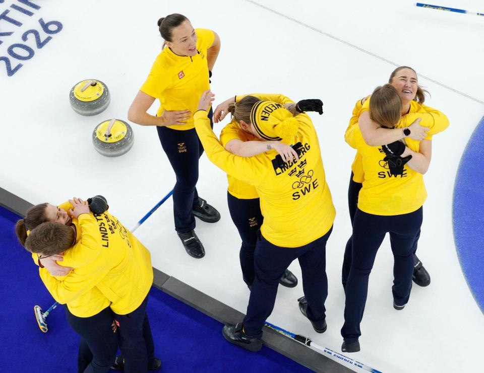 スイスを破って金メダルを獲得し、歓喜するスウェーデン選手ら＝コルティナダンペッツォ（共同）