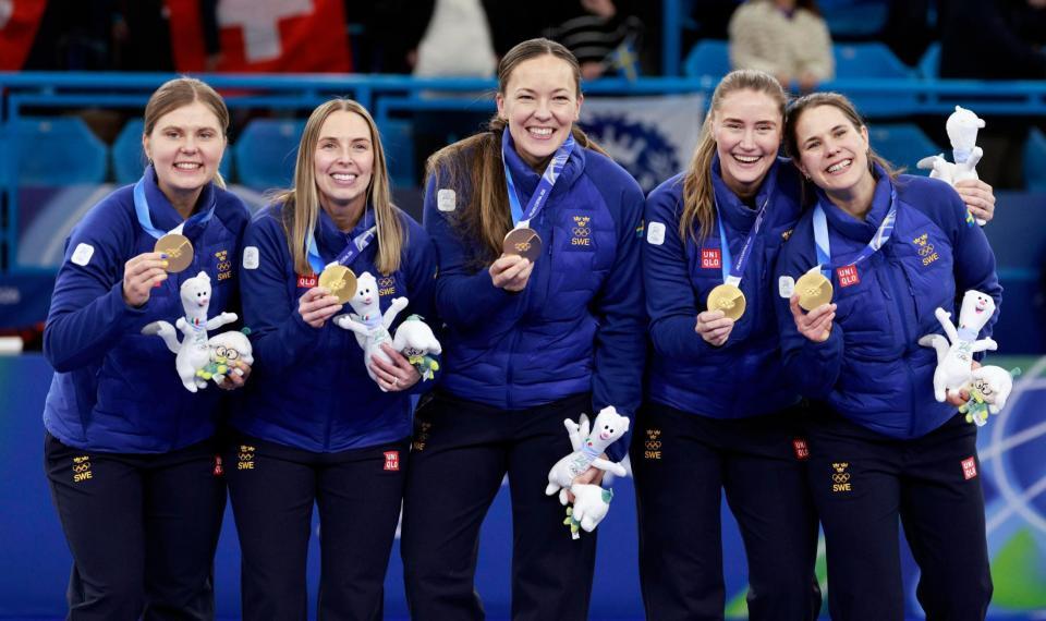 金メダルを手に喜ぶハッセルボリ（右端）らスウェーデンチーム＝コルティナダンペッツォ（共同）