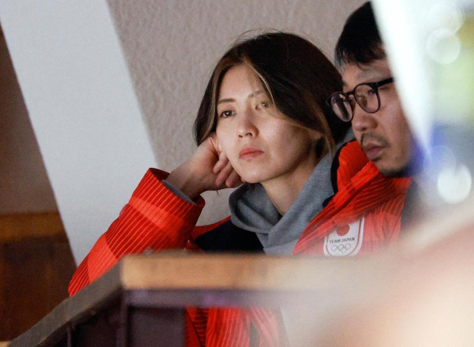 カーリング女子決勝の試合を見守る日本の吉村（左）＝コルティナダンペッツォ（共同）
