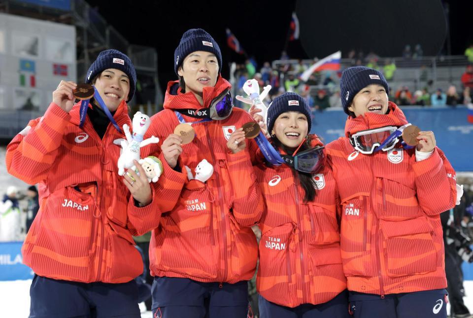 銅メダルを手に笑顔を見せる（左から）丸山希、小林陵侑、高梨沙羅、二階堂蓮（撮影・吉澤敬太）