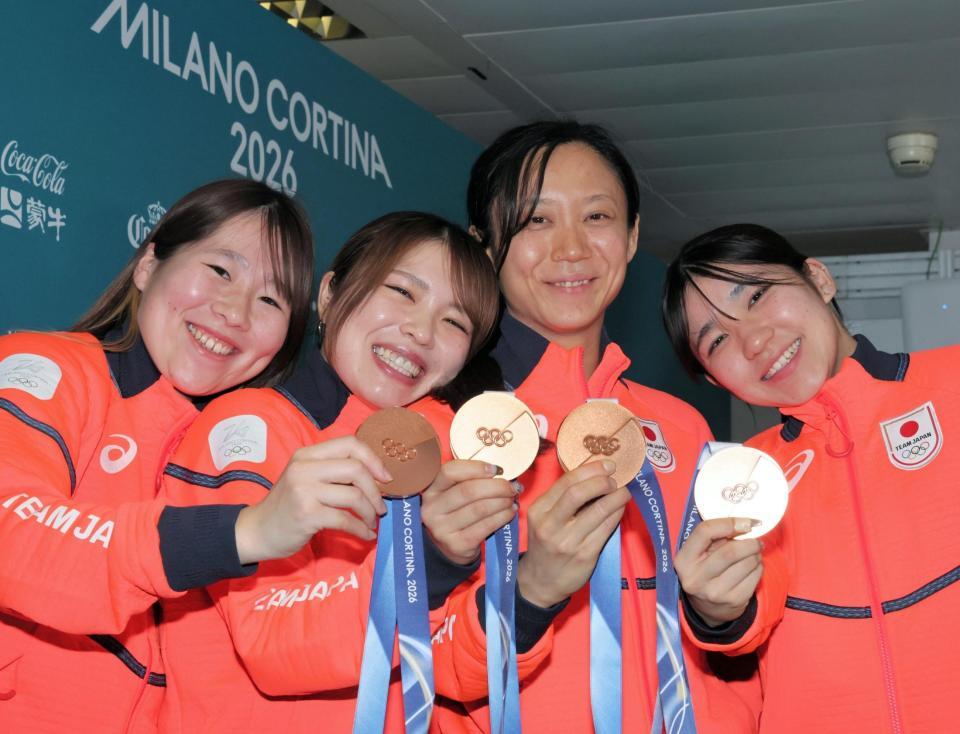 女子団体追い抜きで獲得した銅メダルを見せる（左から）堀川桃香、佐藤綾乃、高木美帆、野明花菜