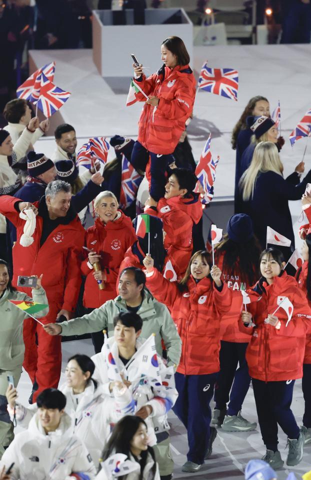 　閉会式でフィギュアスケートの三浦璃来（奥上）を持ち上げて入場する木原龍一＝22日、イタリア・ベローナ（共同）