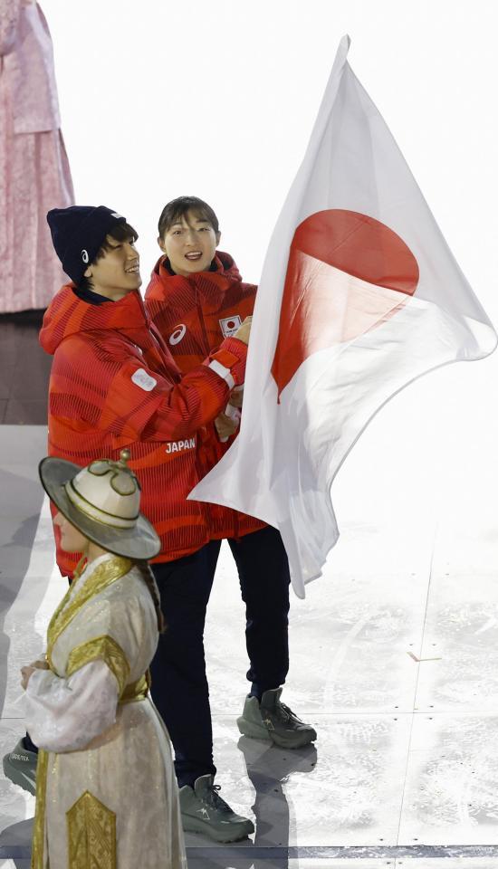 閉会式で旗手を務めた坂本花織（右）と森重航（提供・共同通信社）