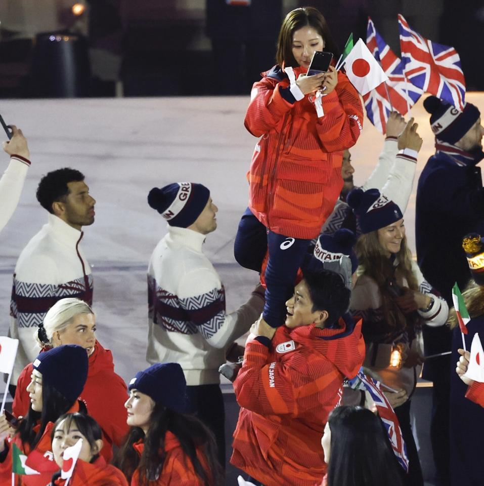 閉会式で三浦璃来（上）を持ち上げて入場する木原龍一（提供・共同通信社）