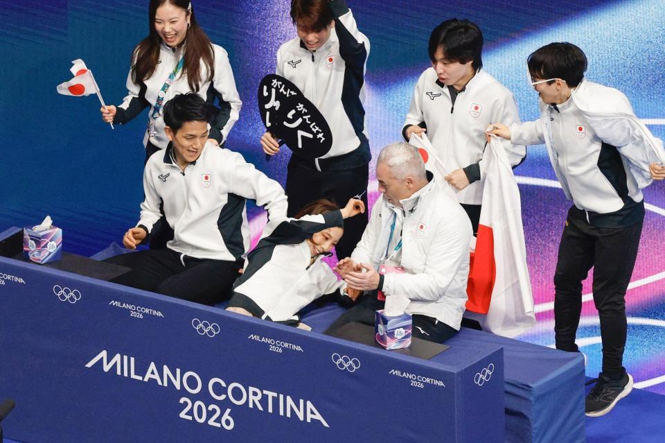 団体ペア・フリーの得点を確認し、歓喜のあまりいすに座り損ねた三浦璃来（前列中央）。左隣は木原龍一（共同）