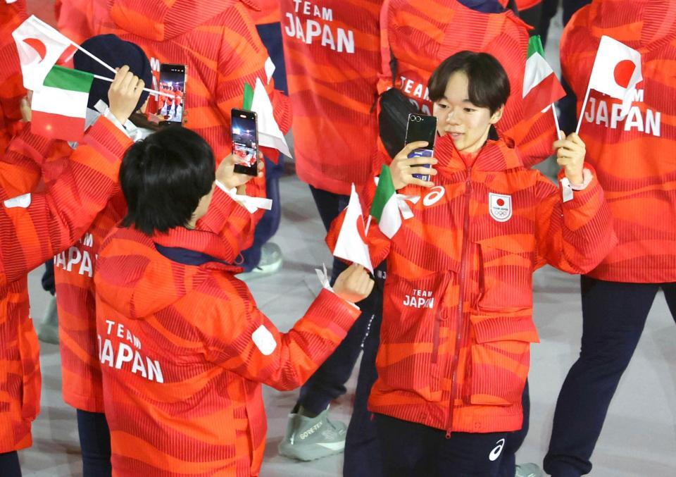 閉会式で入場するフィギュアスケートの鍵山優真（右）ら＝22日、イタリア・ベローナ（代表撮影・共同）