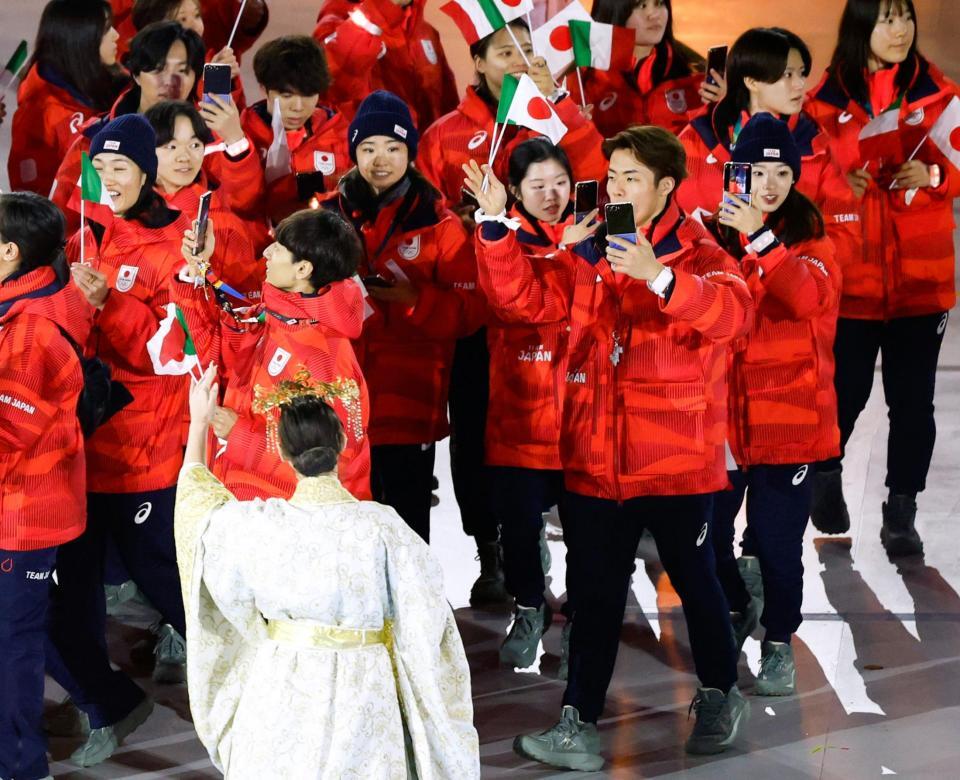 閉会式で入場するフィギュアスケートの（手前右から）長岡柚奈、森口澄士、中井亜美、千葉百音、佐藤駿、鍵山優真。その奥は三浦佳生（共同）